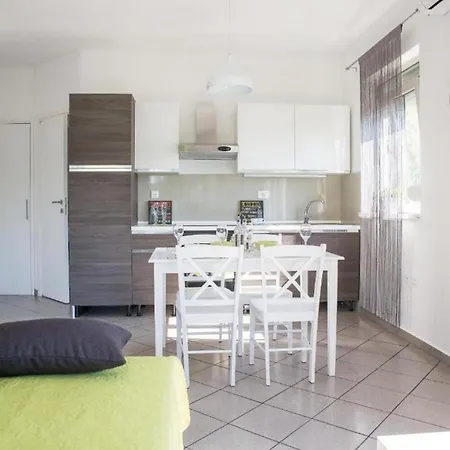 Apartment By The Sea - 21082 *